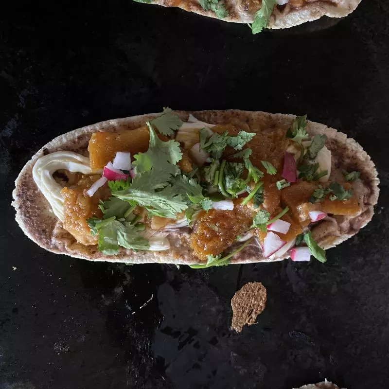 Huarache de chicharrón.
