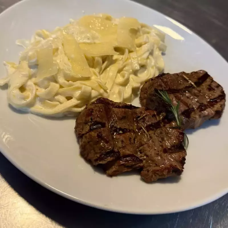 Fettuccine Alfredo com mignon