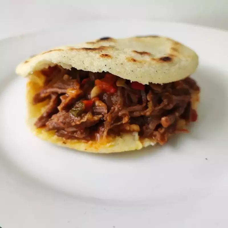 AREPA CON CARNE