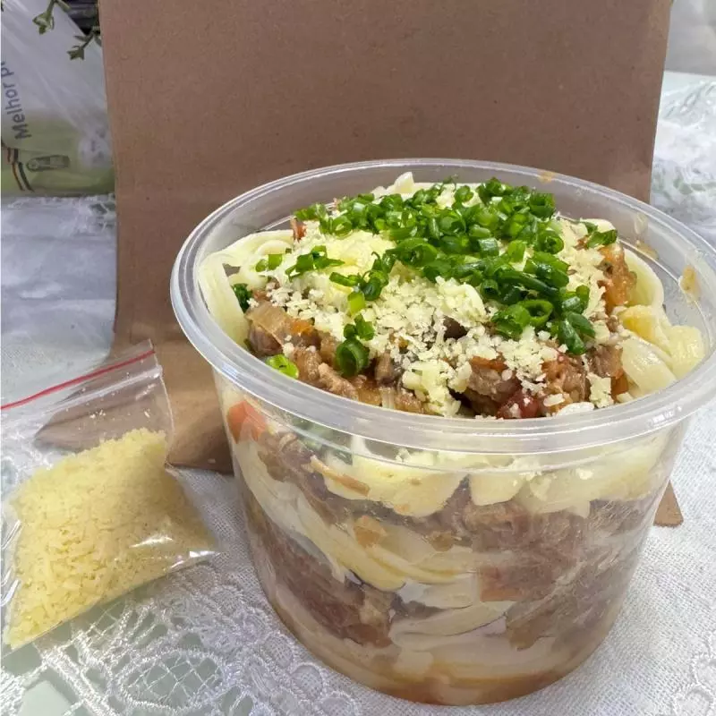 Macarrão Carne desfiada molho sugo