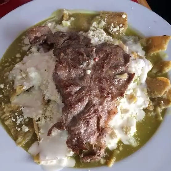 Chilaquiles con bistec