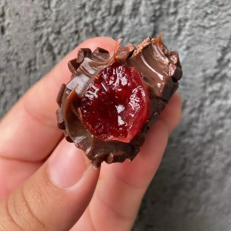 BRIGADEIRO 50% CACAU C/ CEREJA.