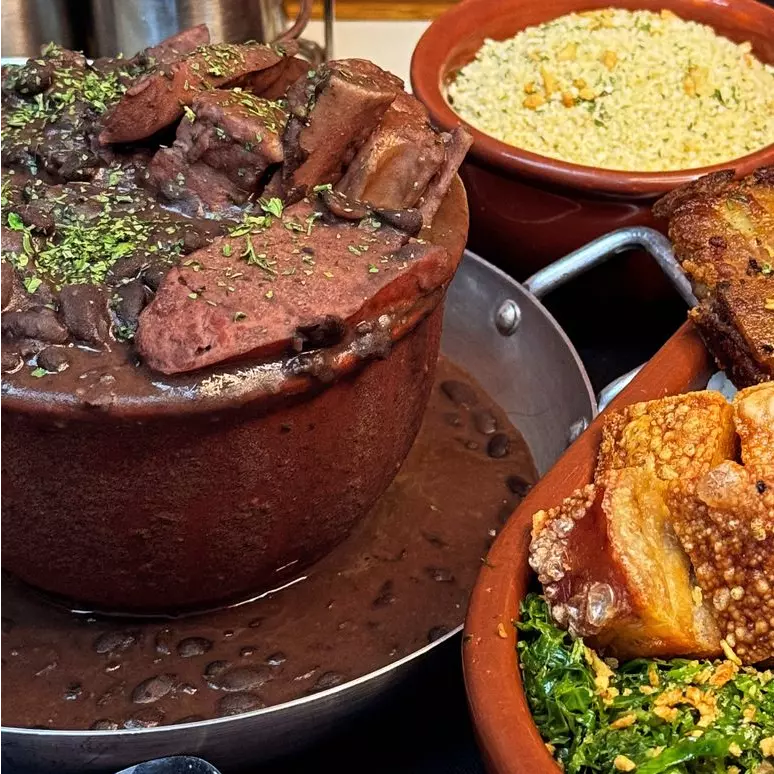 PORÇÃO  DE FEIJOADA (COM KIT M)