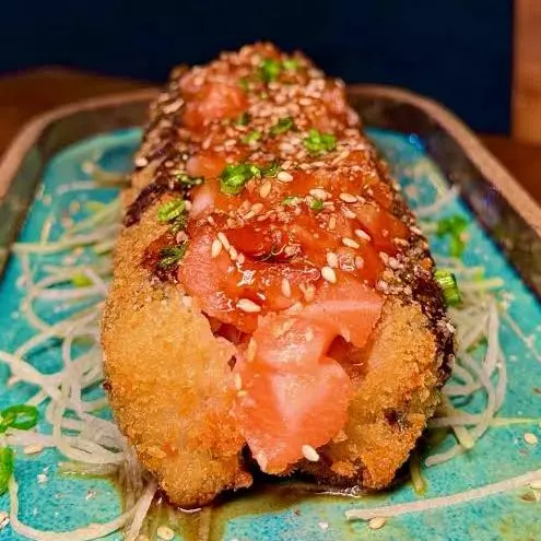 Mega Hot de salmão em cubos