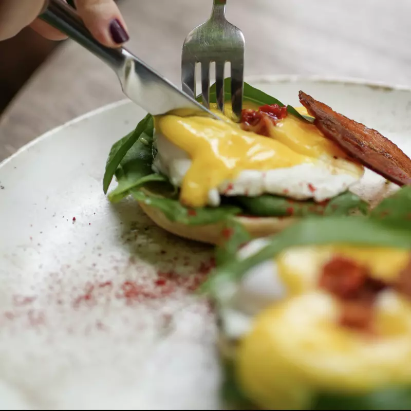 Huevos Benedictinos con Tocino