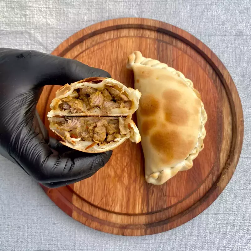 Empanada de carne cortada a cuchillo