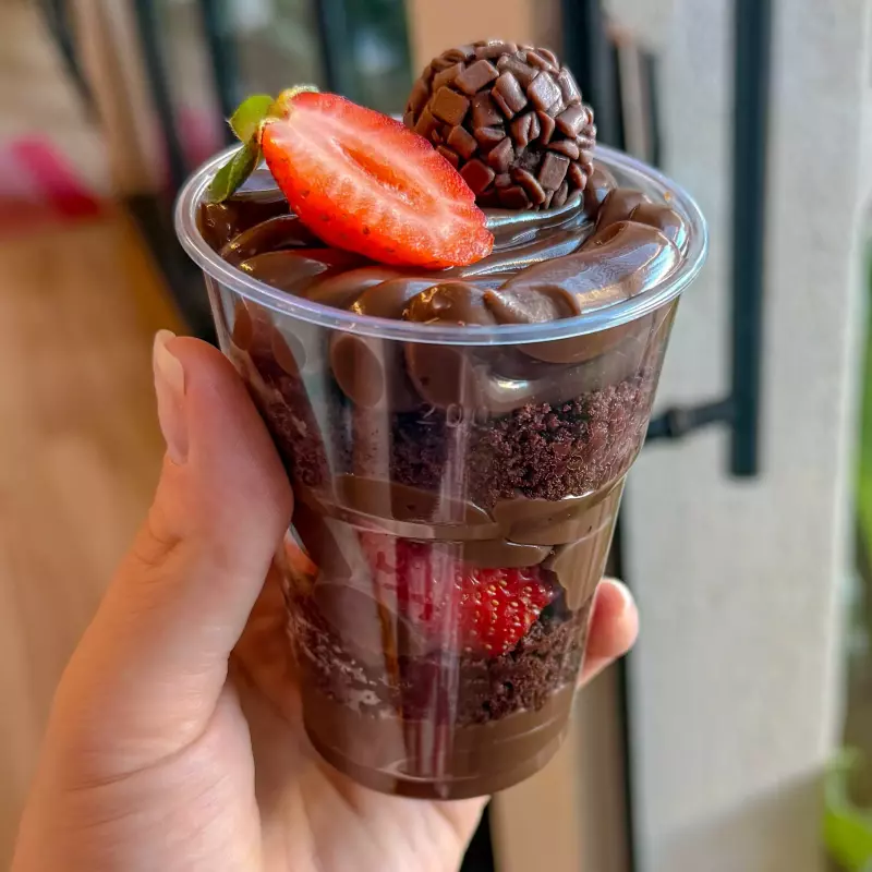 Bolo brigadeiro com morangos 250gr