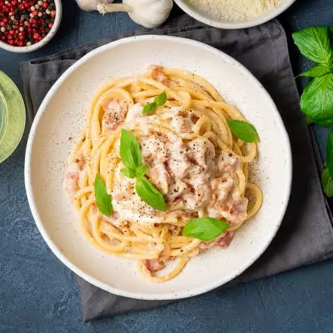 Macarronada frango c/batata palha