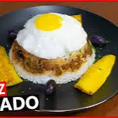 Arroz tapado con plátano frito