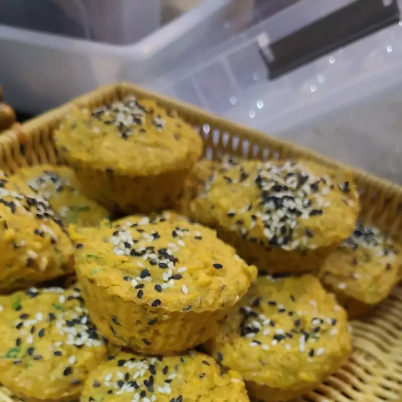 Muffin de frango com gergelim c/ sal