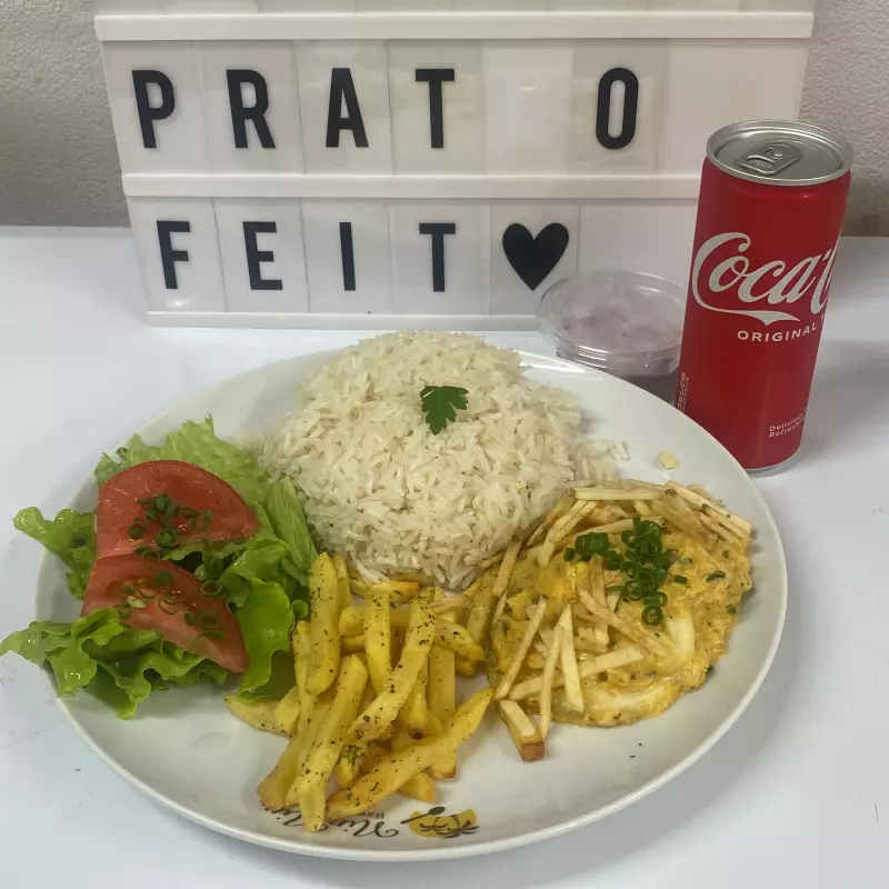 FRICASSE DE FRANGO E BATATA FRITA