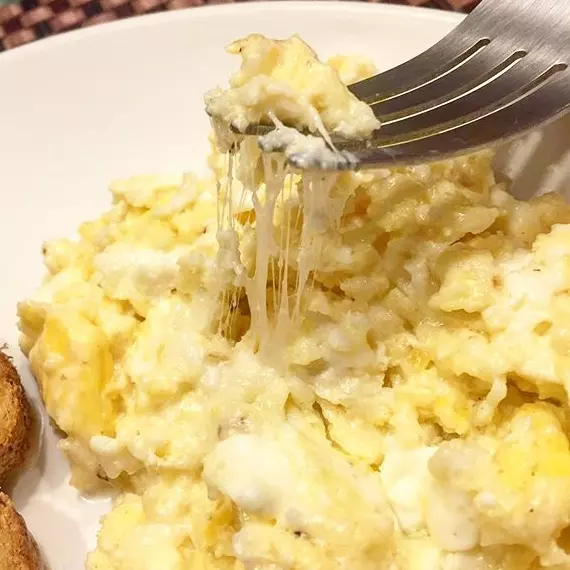huevos revueltos con queso