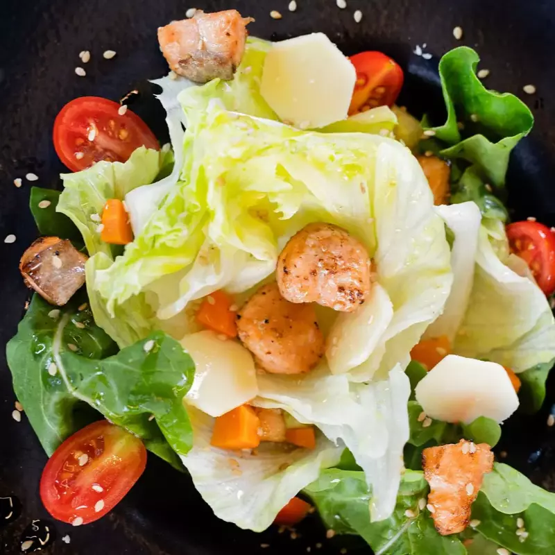 SALADA DE SALMÃO COM CREME DE BALSÂM