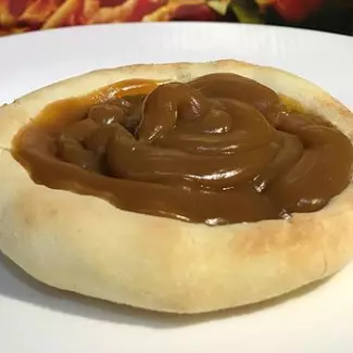 Esfiha de doce de leite com canela