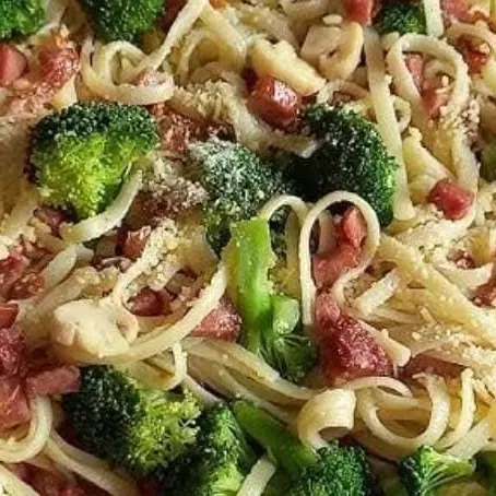 MACARRÃO COM BROCÓLIS