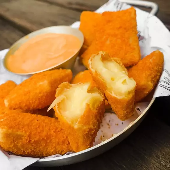 Travesseirinhos de queijo Gouda10uni