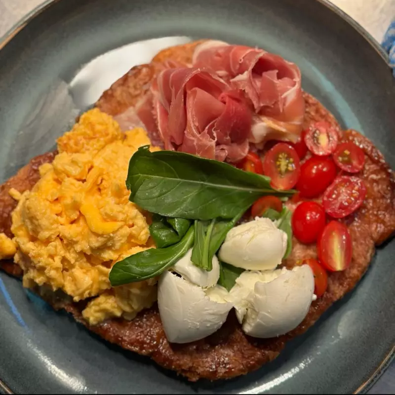 Croissant smash com presunto parma