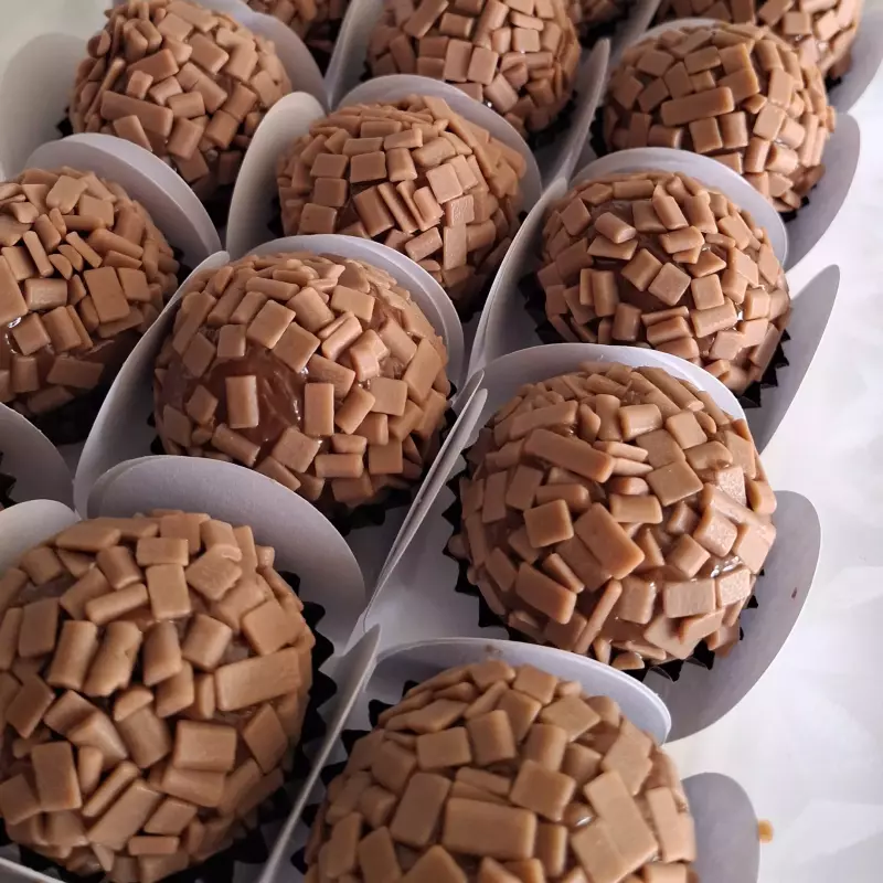 Brigadeiro ao leite com granulado de