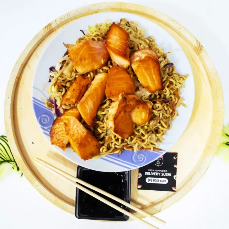 Yakisoba de Salmão