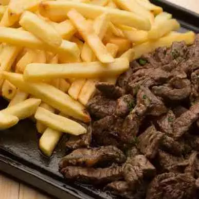 FILÉ COM FRITAS