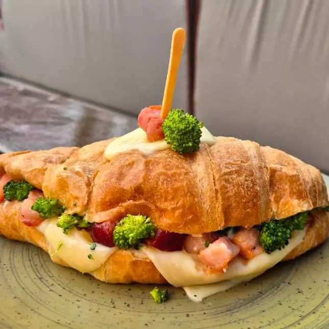 Croissant de bacon e brócolis
