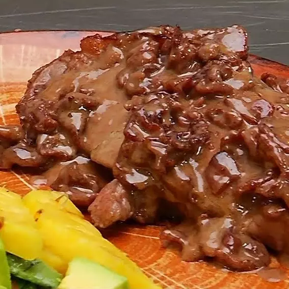 Carne Salsa Tocineta y Maíz