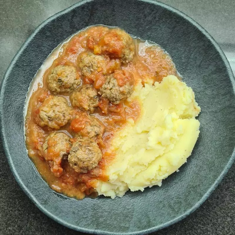 Albóndigas de carne con salsa de tom