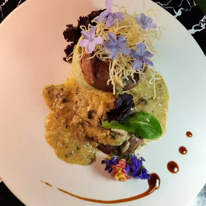 Medallon de res en salsa champiñones