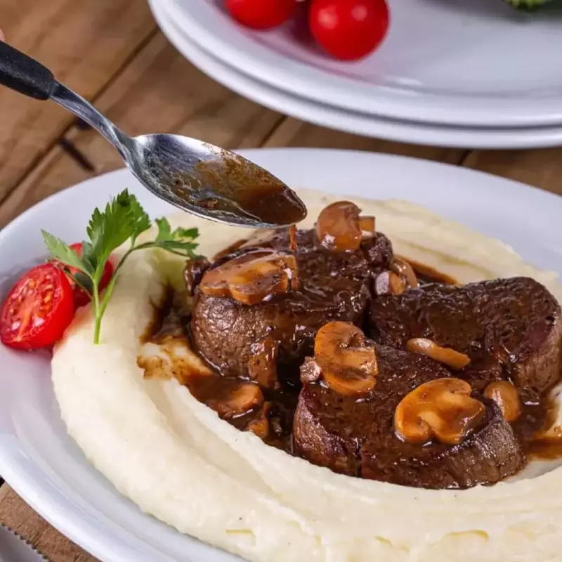 FILÉ AO MOLHO MADEIRA