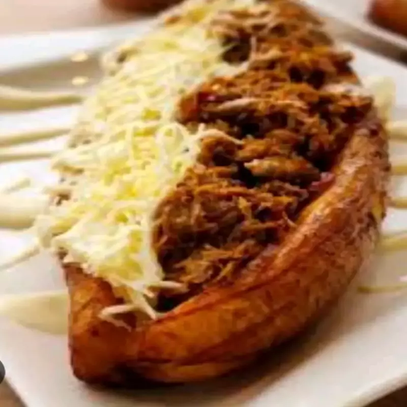 Maduro relleno de carne y queso
