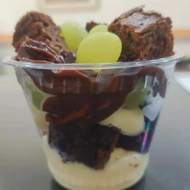 Copo de brownie e uva verde
