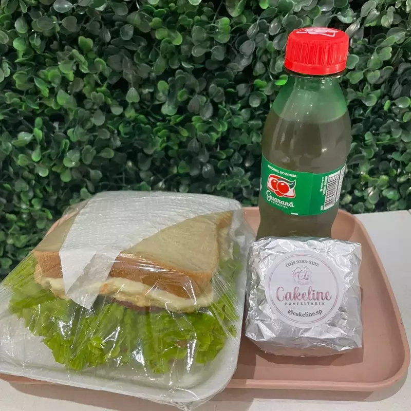 Combo lanche+bolo de coco+refri