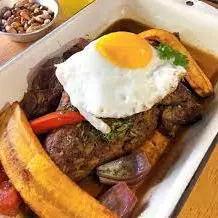 Tacu tacu en saltado de mariscos a