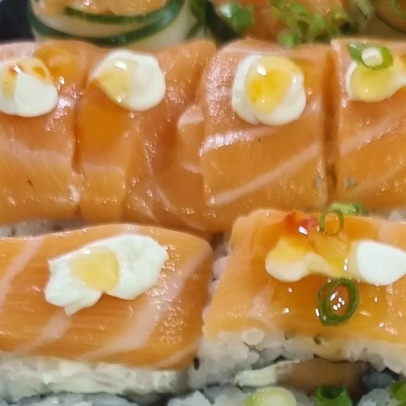 URAMAKI SALMÃO LAMINADO 10 UNIDADES