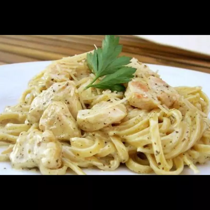 Fettuccini c/ pollo en salsa Alfredo