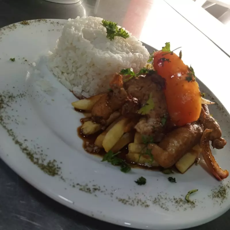 Pollo Saltado en Soya y Vegetales