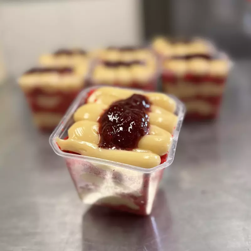 Bolo ninho e morango