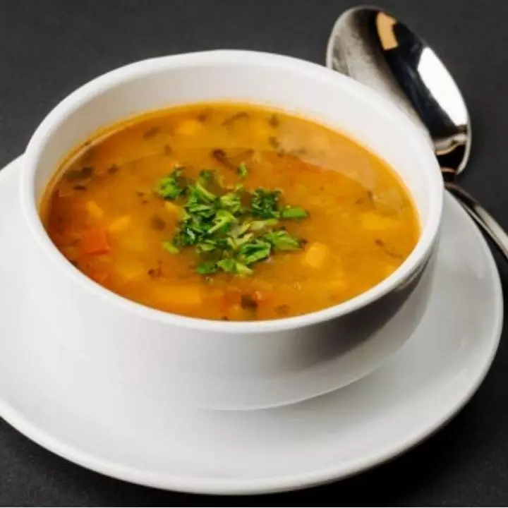 Caldo de aipim com carne suína