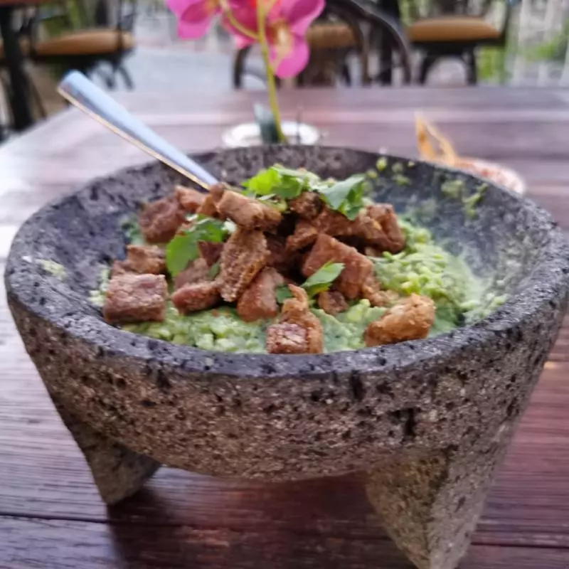 Molcajete de Guacamole, hecho a la mesa.