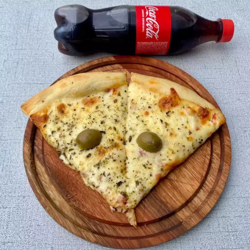 2 porciones de mozza + gaseosa