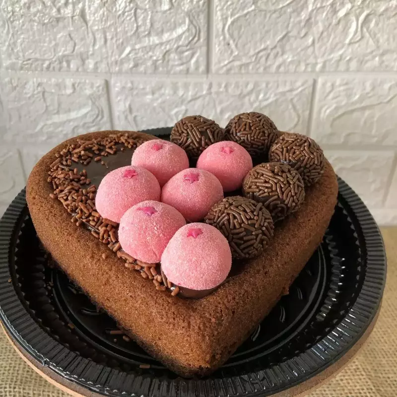 Bolo de coração com 11 brigadeiros