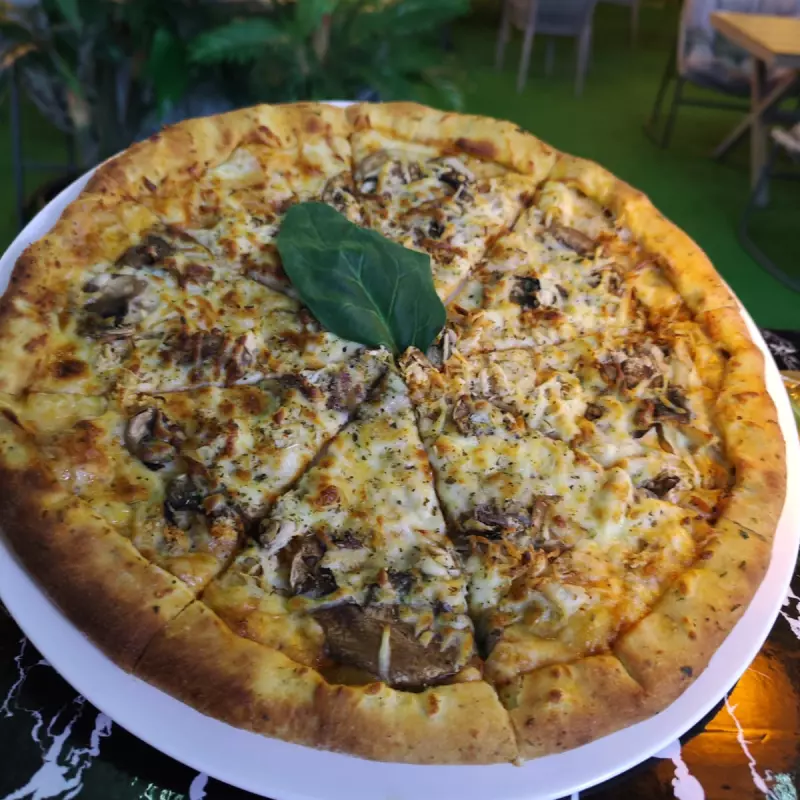Pizza pollo y champiñones ....