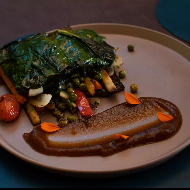 Peixe na folha de taioba do quintal