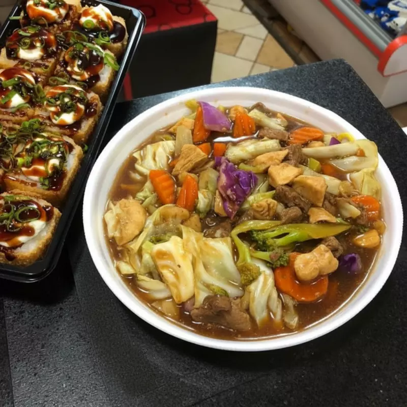 YAKISOBA MISTO + 10 HOT ROLLS