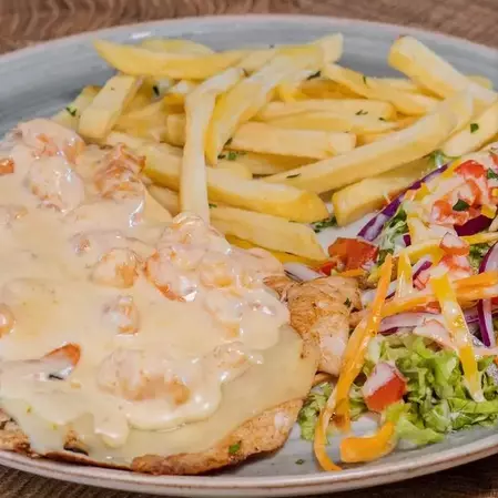 PECHUGA CON CAMARONES SALTEADOS