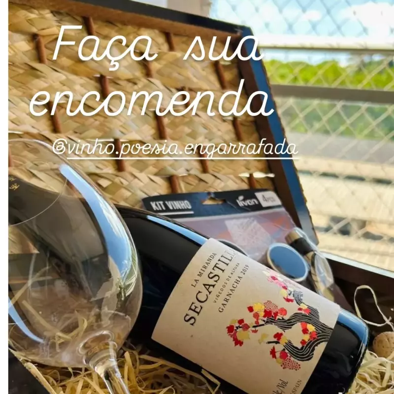 Cesta em madeira com palha