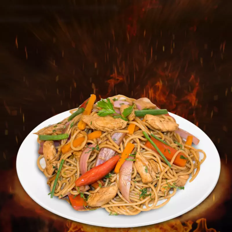 Tallarín saltado (pollo)