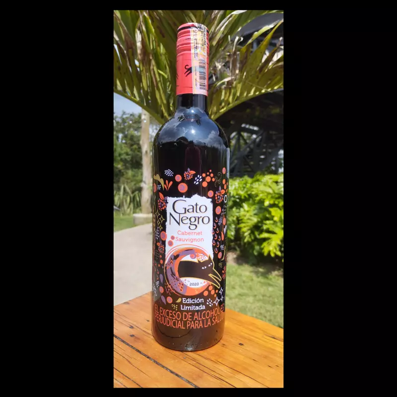 Botella de vino gato negro cabernet sauvignon
