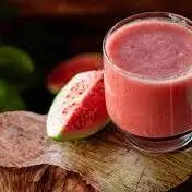 Suco goiaba, hortelã e limão