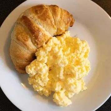 Ovos com croaissant